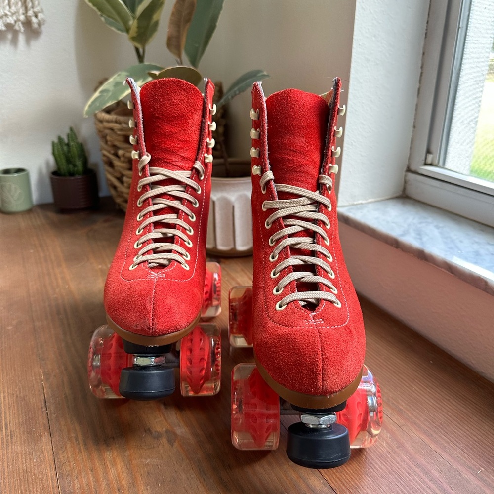 Moxi Lolly “Poppy” Red Suede Roller Skates - Picture 2 of 9